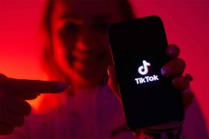 爆火全网的手机短视频变现课，0基础教你拍摄剪辑涨粉运营变现，用一部手机挣钱